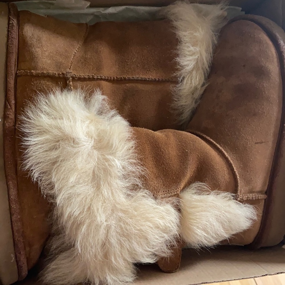 Deena UGGs size 6W